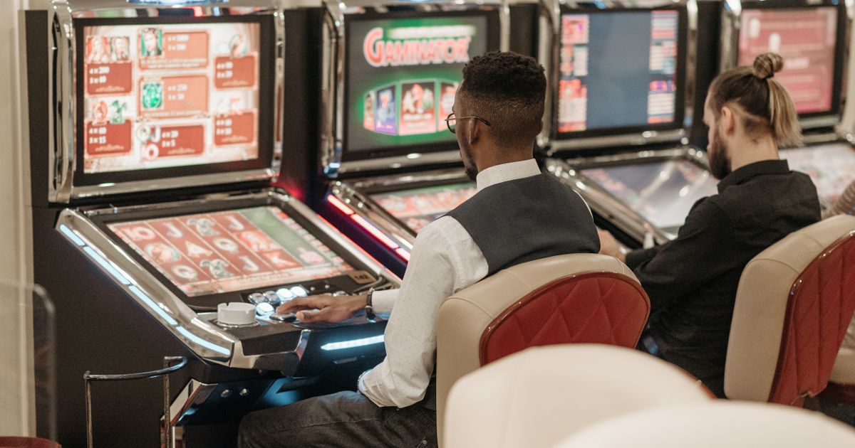Pemain di mesin slot kasino