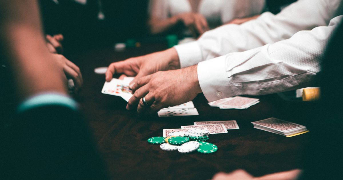 Permainan poker dengan pemain dan chip