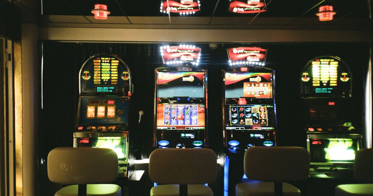 Mesin slot di kasino dengan pencahayaan redup