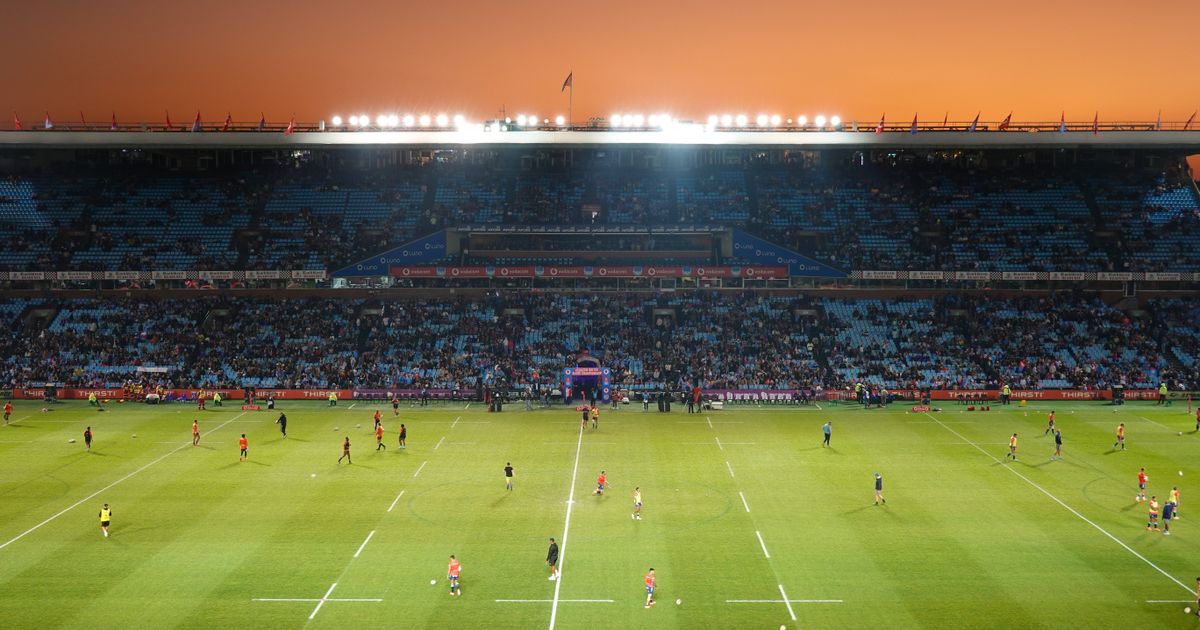 Pertandingan rugby di stadion saat sunset